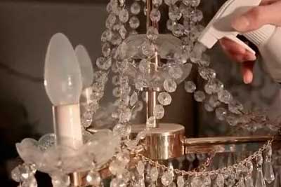 Мытье хрустальной люстры